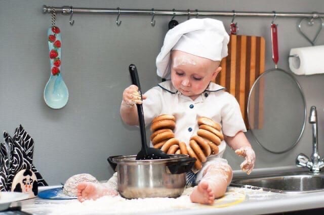 Zaměstnávání dítěte, zatímco maminka vaří