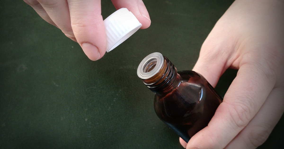 Jak ve skleněné láhvi je snadné otevřít husté plastové víko