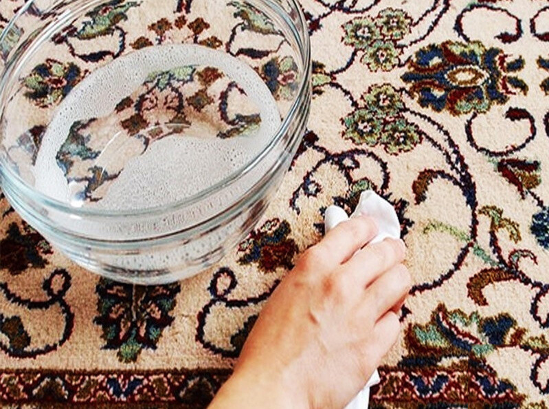 Jak čistit koberec octem a jedlou sodnou