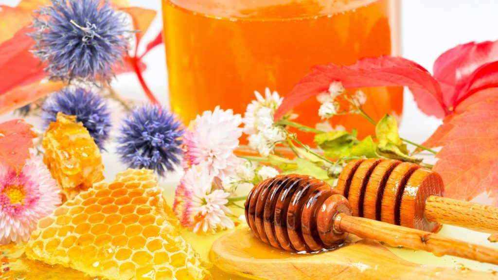 Rozdíly přírodního medu a zbytečných