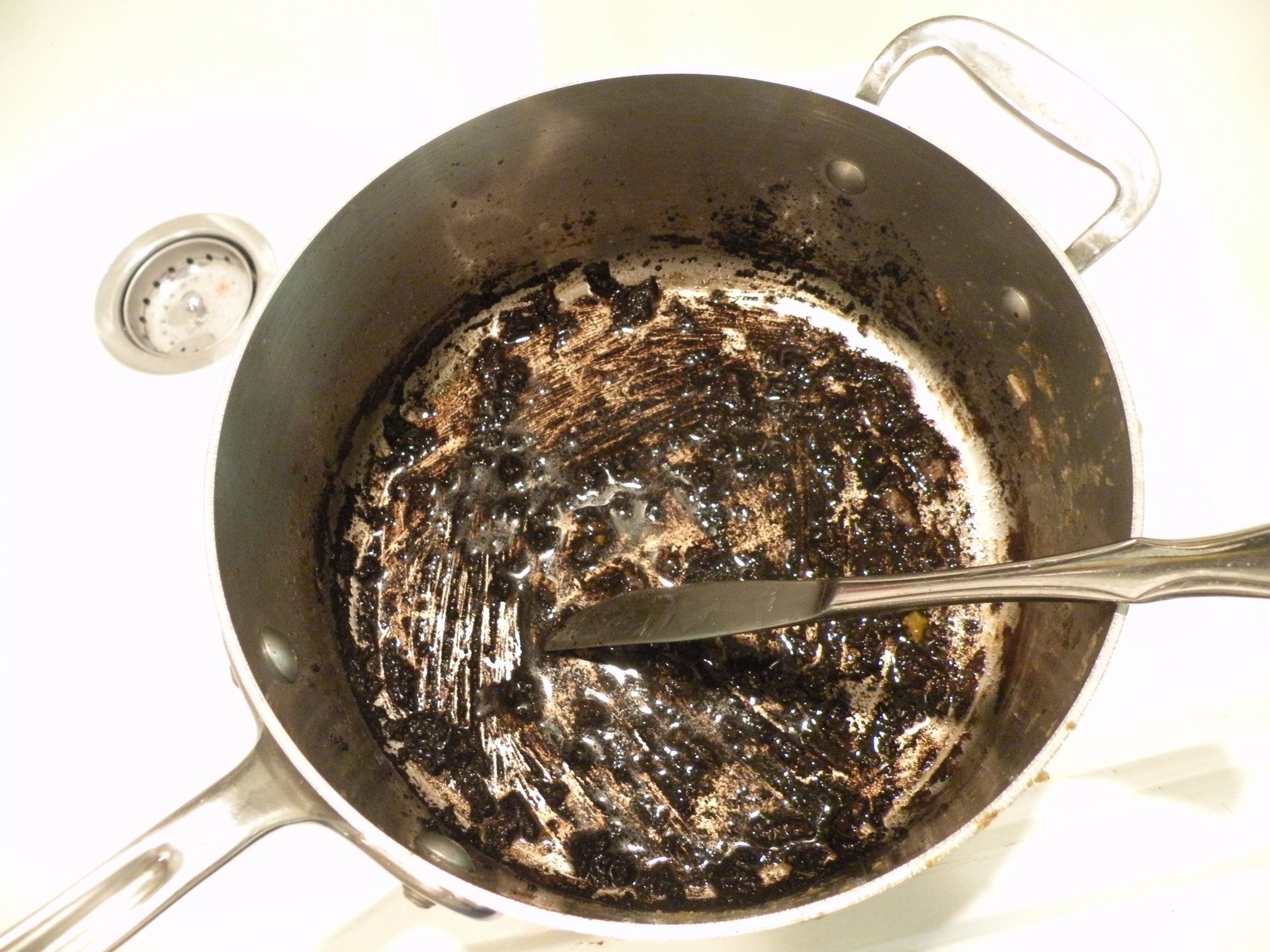 Jak vyčistit černou plaketu a zbytek jídla na pářené pánvi