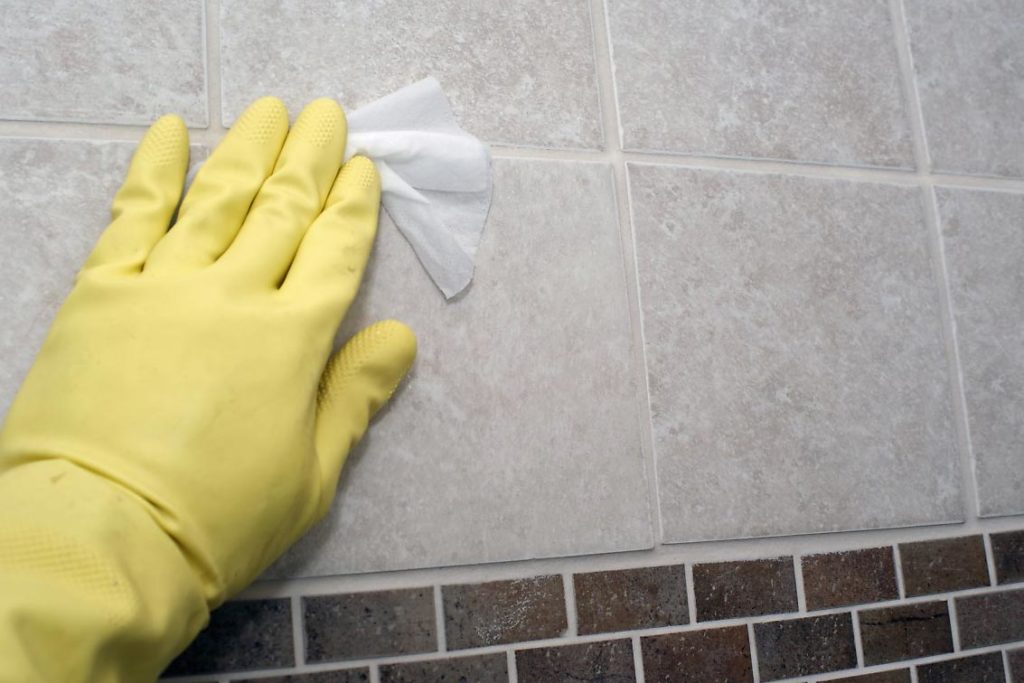 Jak vyčistit švy mezi dlaždicemi v koupelně