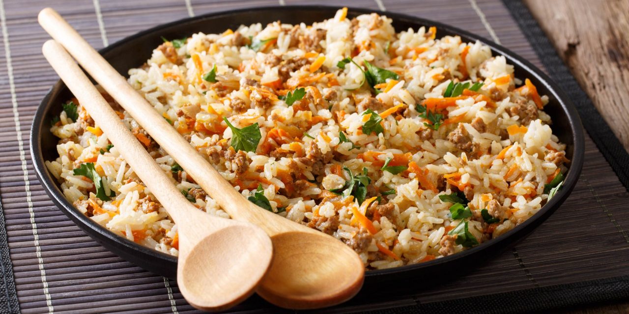 Rýže s mletým masem a zeleninou v pánvi: jednoduchý recept
