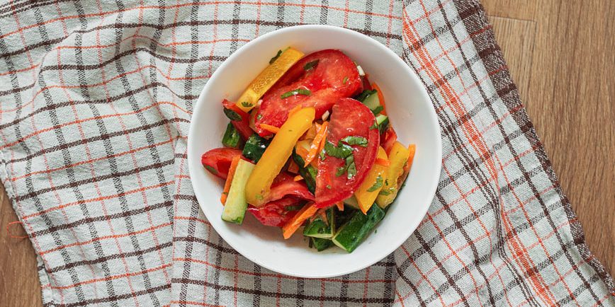 Zeleninový salát rajčat a okurky s horkým dresinkem: recept
