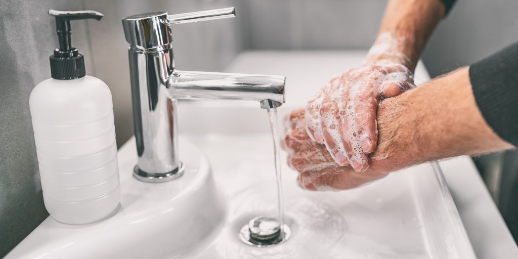 Které mýdlo je lepší umýt si ruce, aby se zabránilo koronaviru