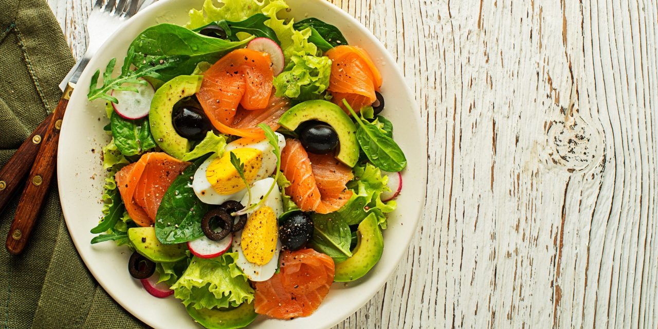 Salát s červenými rybami, vejci, avokádem a olivami