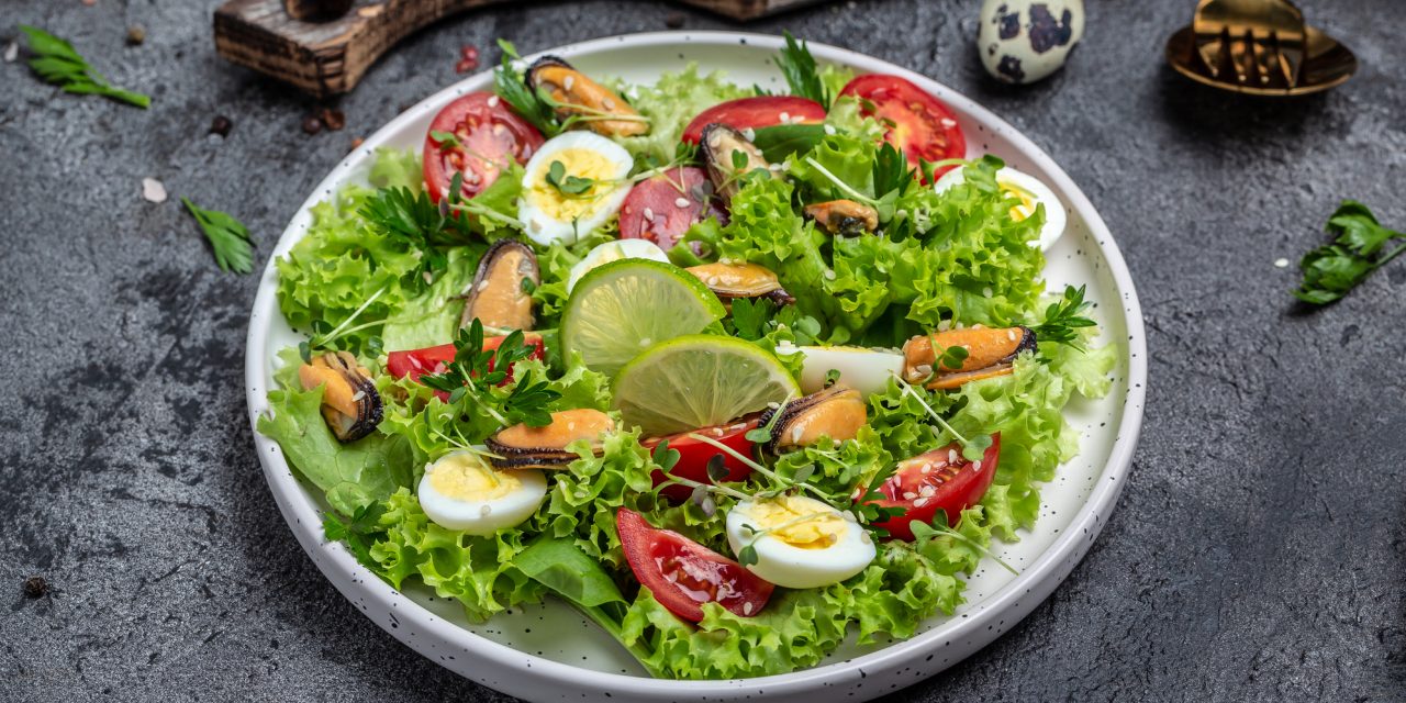 Lehký salát s mušlemi a křepelkami vejce