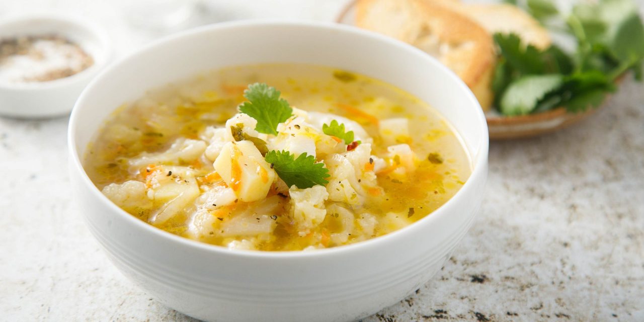 Polévka s květákem a brambory na kuřecím vývaru: recept
