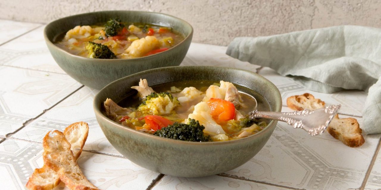 Kuřecí polévka s brokolicí a květákem: recept