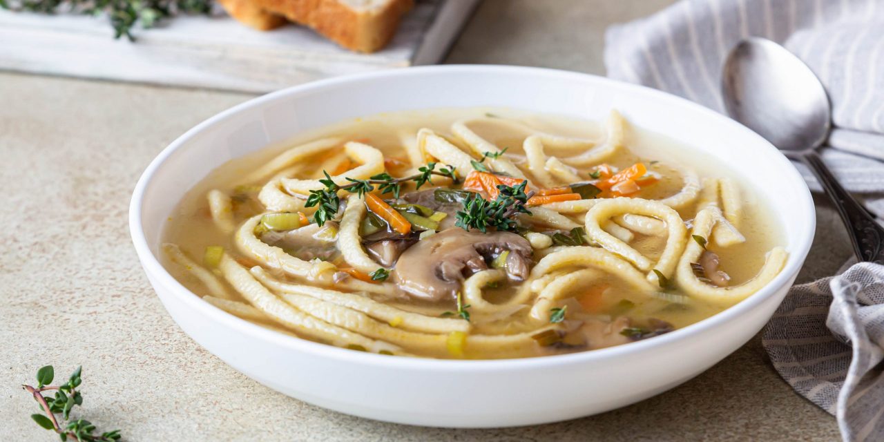 Kurinová polévka s nudlemi a houbami: recept