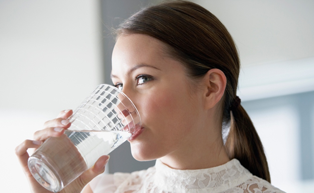 Proč je užitečné pít horkou vodu ráno před jídlem