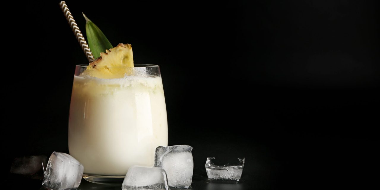 Alkoholický koktejl s kokosovým alkoholem a mangovou šťávou: recept