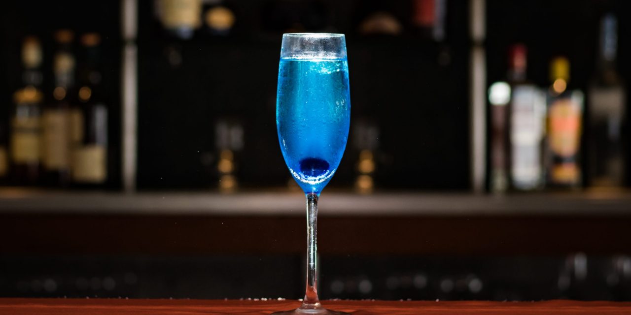 Šampaňské koktejl a koktejl &#8222;Blue Curasao&#8220;: recept