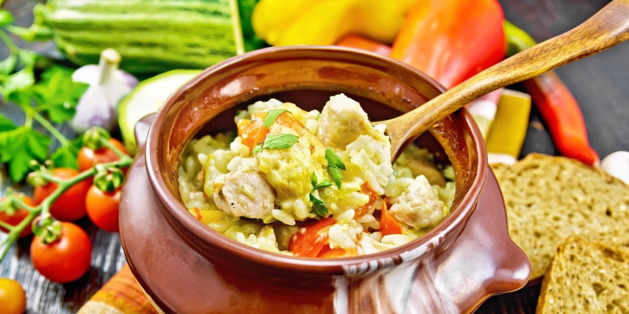 Kuře se zeleninou a rýží v květináčích v troubě: recept