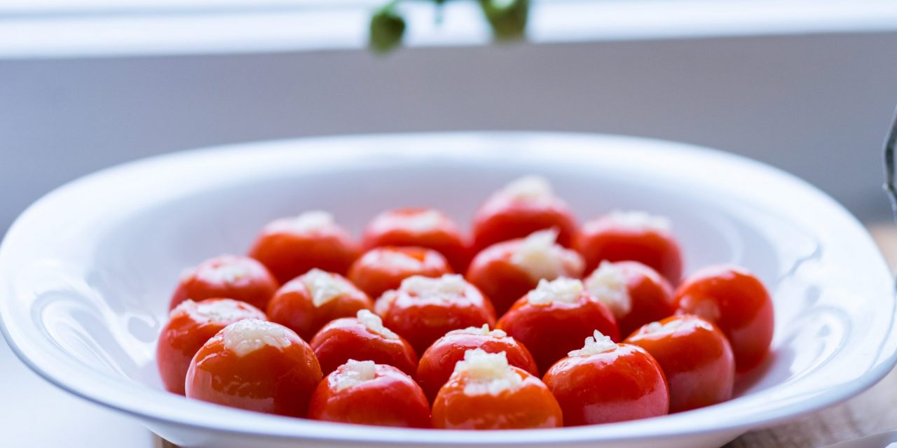 Malá cherry rajčata s česnekem