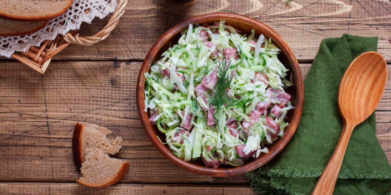 Salát s klobásou, zelí a nakládanou cibuli: recept