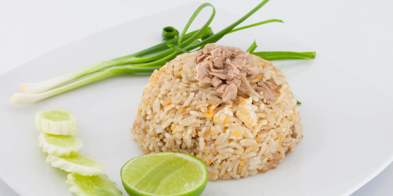 Smažená rýže s vejcem a konzervovaným tuňákem v pánvi: recept