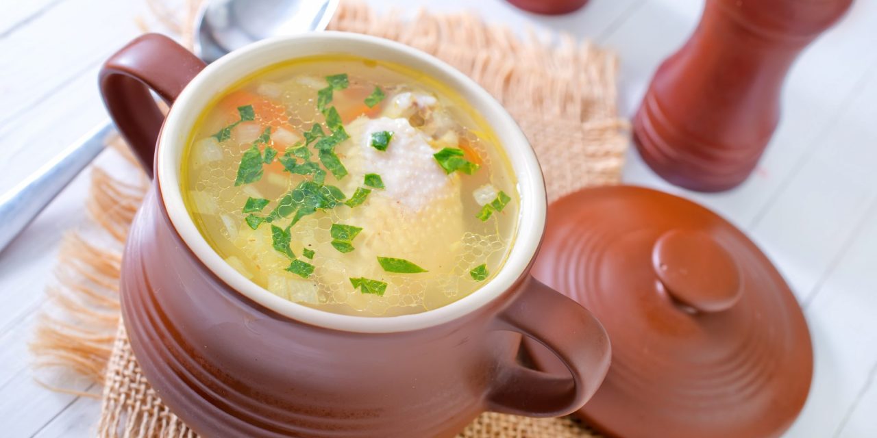 Kuřecí polévka s bramborami v květináčích v troubě: recept