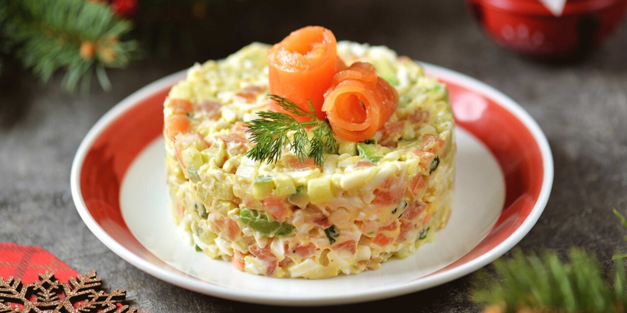 Salát s červenými rybami, vejci, okurkami a avokádem: recept