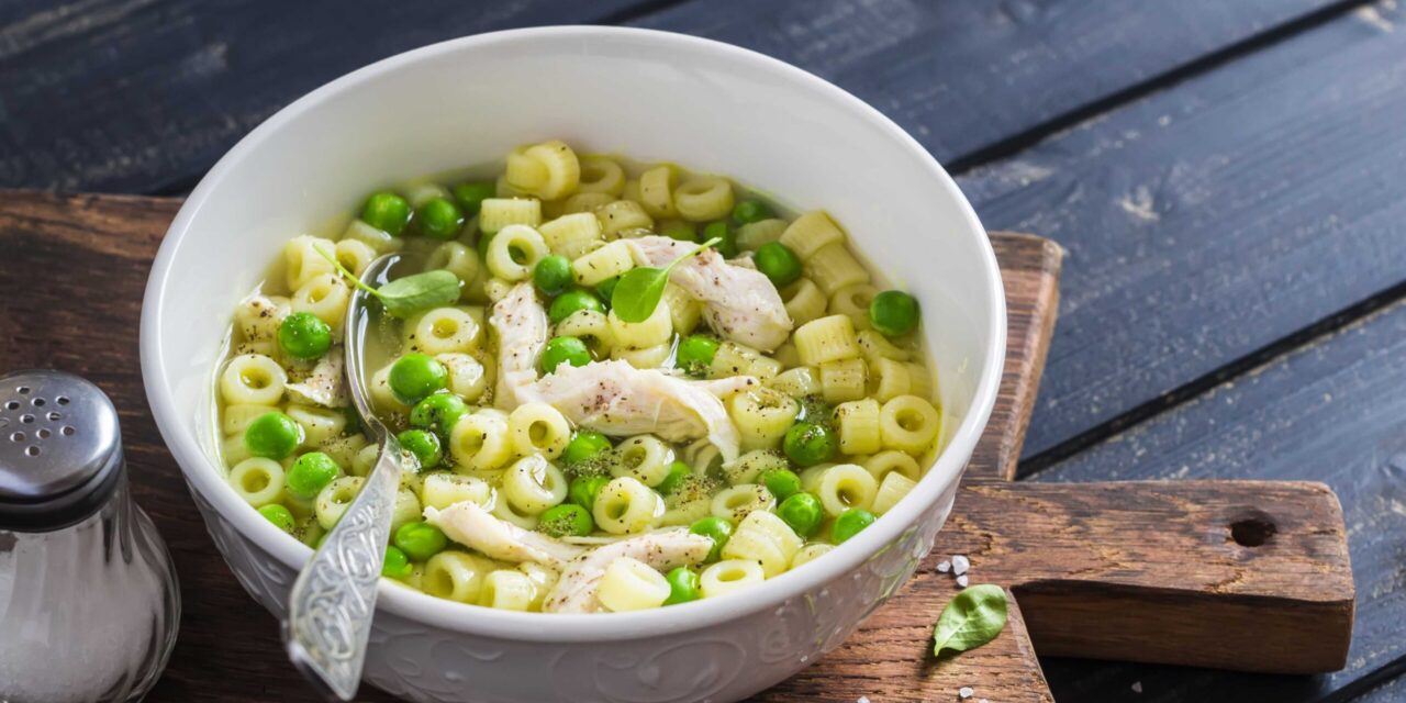 Kuřecí polévka s těstoviny a zelený hrášek: recept