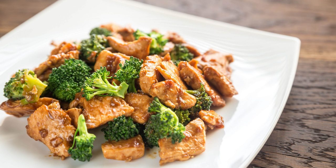 Smažené kuře s brokolicí a sójovou omáčkou v pánvi: recept