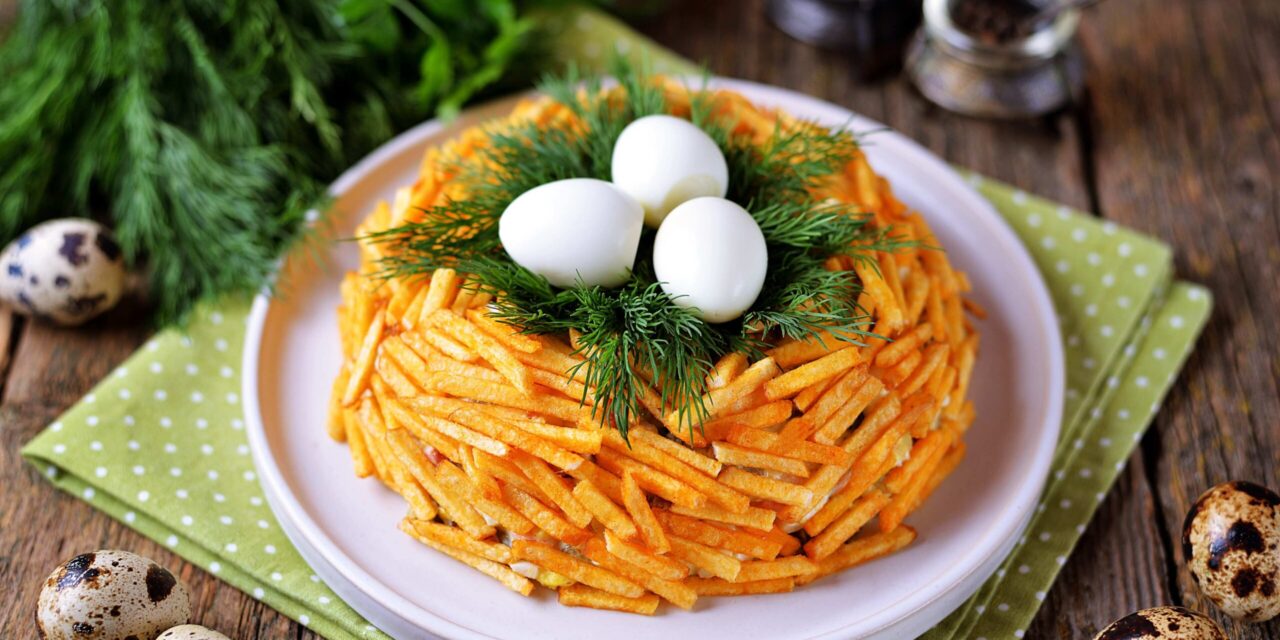 Salát &#8222;mleté ​​hnízdo&#8220; s kuřecím masem a hranolky: recept