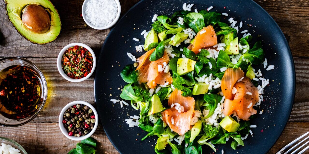 Salát s červenými rybami, rýží a avokádem: recept