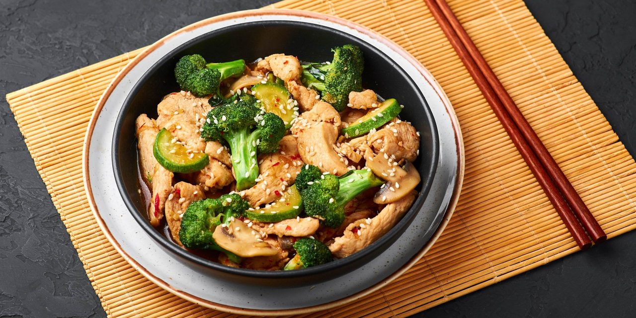 Smažené kuřecí filé s brokolicí, houbami a cuketou: recept