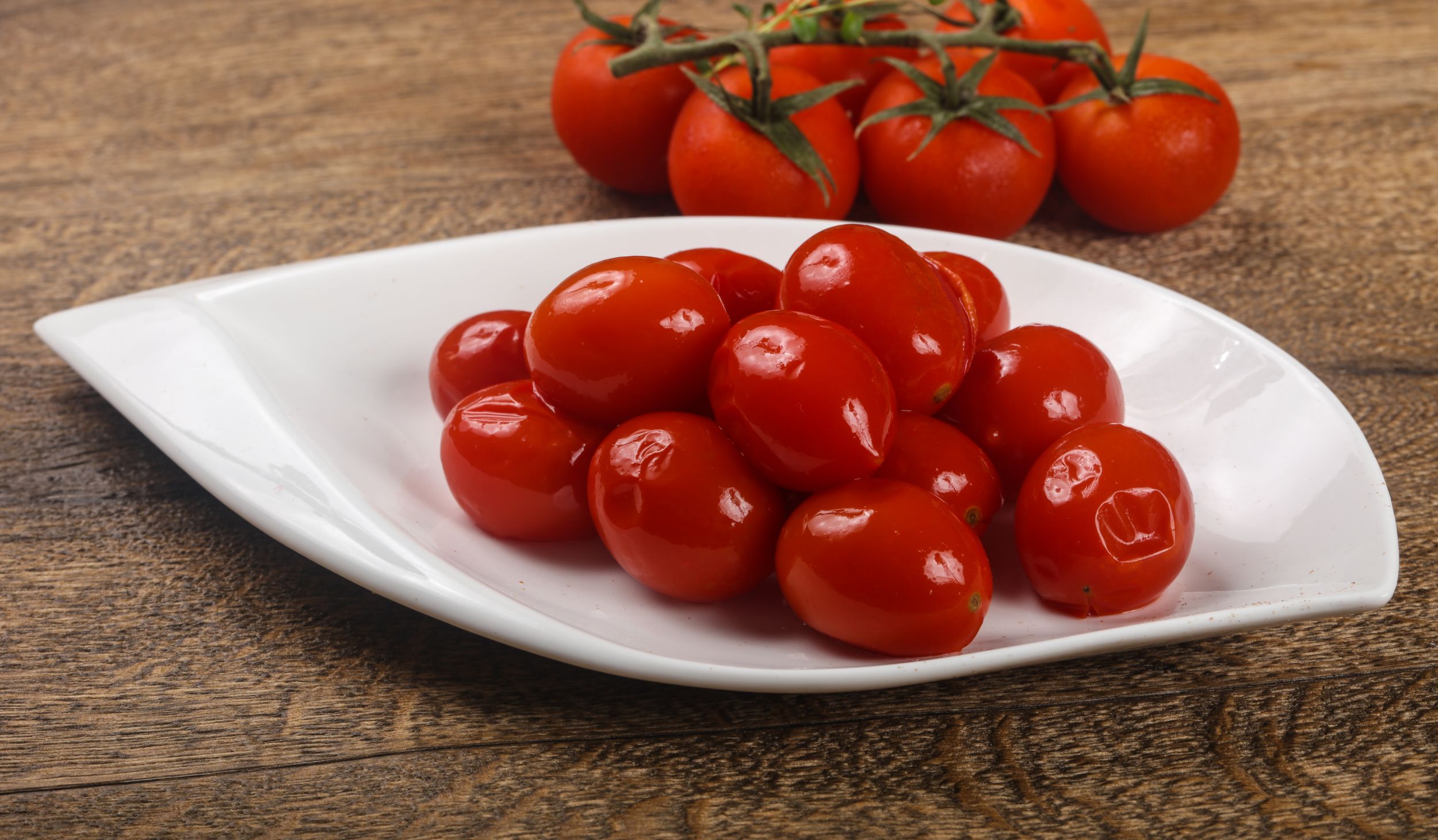 Nakládaná rajčata se švestkami a bazalkou
