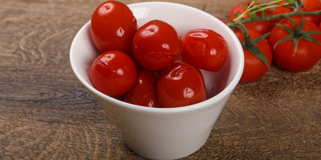 Nakládaná rajčata plněná česnekem