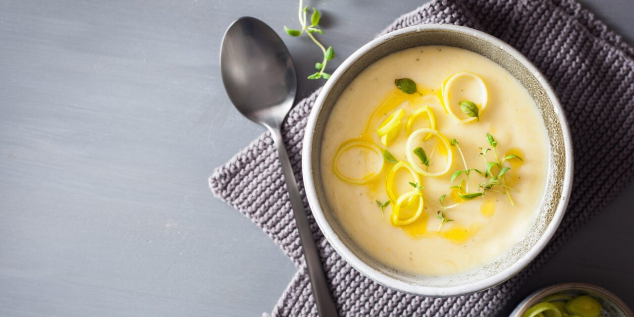Zeleninová krémová polévka s řezem a bramborami: recept