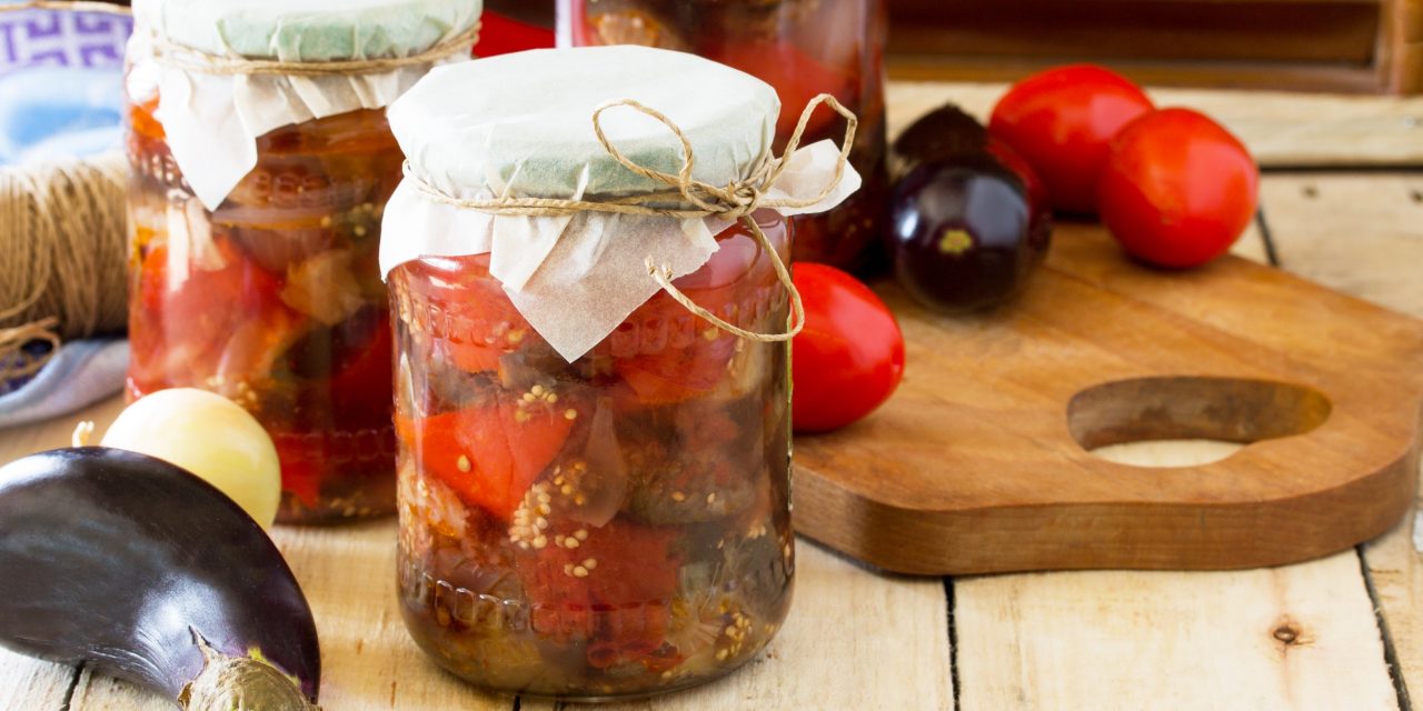 Lilek salát s pepřem, rajčaty a cibuli na zimu: recept