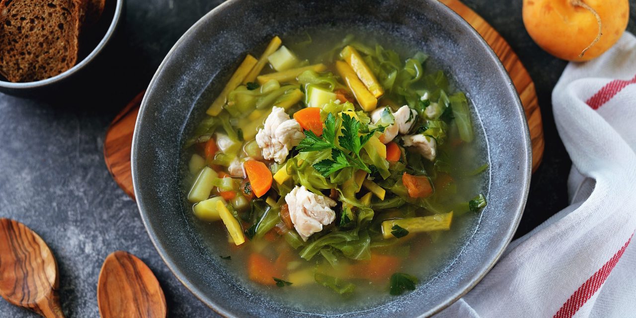 Kuřecí polévka s tuřínkou a zelím: recept