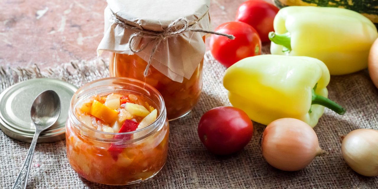 Salát cukety na zimu s jablky, rajčaty a pepřem: recept