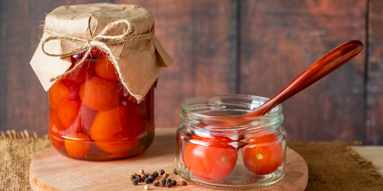 Nakládaná rajčata na zimu s česnekem a Lavrushkou: recept