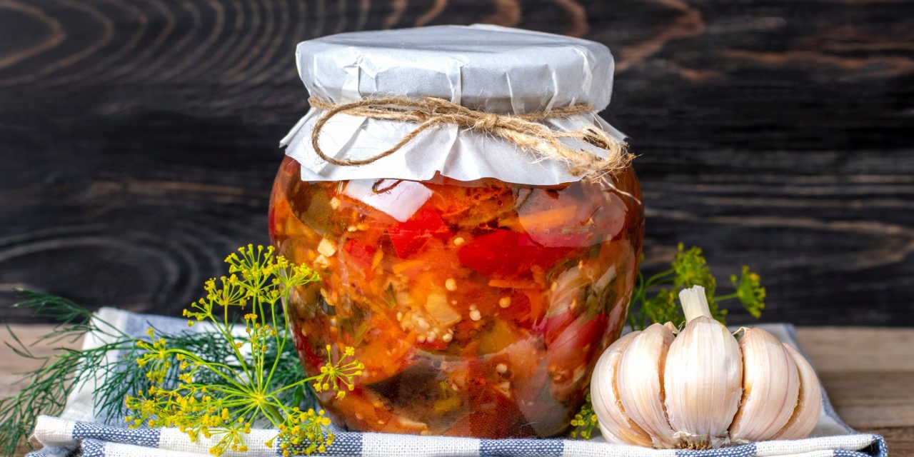 Lilek salát na zimu s mrkví, pepřem a rajčatovou šťávou: recept
